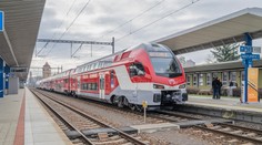 Železnice dnes vypravili nové vysokokapacitné dvojposchodové vlaky. Jazdiť majú na najvyťaženejších trasách