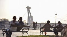 Príjemné víkendové teploty môžu pokaziť zriedkavé prehánky