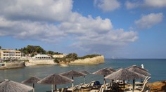 Obľúbené letovisko je už od marca preplnené, tvrdí sprievodca. Zaviedlo viacero obmedzení pre turistov