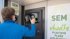 Bonus zálohového systému. Aj keď ste fľašu kúpili bez poplatku, dostanete za ňu 15 centov