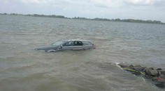 Do Dunaja spadlo auto, hasiči ho vytiahli