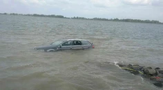 Do Dunaja spadlo auto, hasiči ho vytiahli