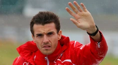 Jazdec F1 Bianchi je po úspešnej operácii. Pri nehode si poranil hlavu