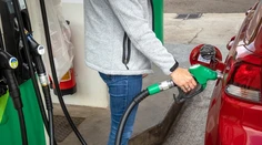 Ceny benzínu a nafty klesajú. A klesať budú aj naďalej