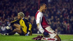 VIDEO: Najväčšia legenda Arsenalu Thierry Henry oslavuje okrúhle jubileum