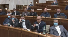 Nevedia si s nimi poradiť. Na kontrolu rúšok v parlamente možno nastúpi stráž
