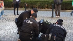 Sporný zásah českých policajtov na videu: Muža strčili pod stôl v dodávke
