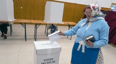GALÉRIA: Najkrajšie voľby sú v Lendaku, ľudia tu ešte stále chodia voliť v krojoch