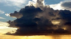 Veľkú časť Slovenska opäť potrápia búrky. Pre tieto okresy platí výstraha