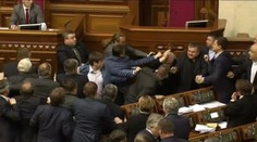 Drsná bitka v ukrajinskom parlamente. Padali päste i kopance