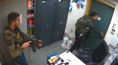 VIDEO: Život si zachránili len o vlások. Pred strieľajúcimi útočníkmi Hamasu sa ukryli do chladničky