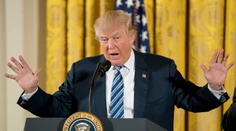Trump posilnil armádu a zakázal sýrskym utečencom vstup do USA
