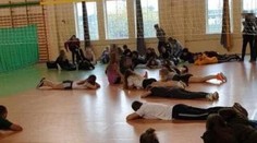 Riaditeľka školy zariadila „cvičný“ teroristický útok. Deti plakali, jeden žiak vyskočil z okna