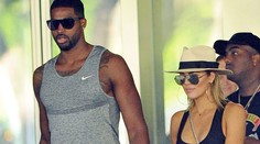 Zbalila už tretieho basketbalistu. Khloe randí s o sedem rokov mladším fešákom