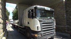 Šofér kamiónu to neodhadol. Pozrite, kde sa zasekol