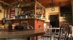 Žena prišla do krčmy pre muža, ten vytiahol sekeru aj kosu