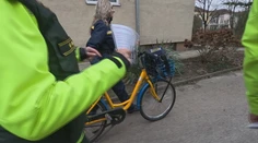 Policajti spolu s poštármi vyrazili do akcie. Pomáhajú seniorom, aby nenaleteli podvodníkom