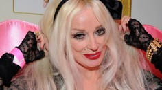 Veríte, že má 83 rokov? A silikóny až po bradu!