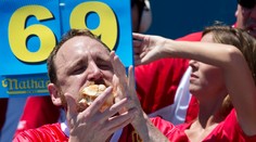 "Hltač" hot-dogov prekonal vlastný rekord