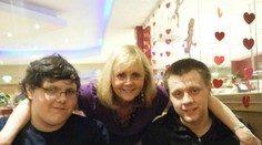 Brit sa na výlete v Poľsku nakazil koronavírusom. Matka naň zomrela a brat bojuje o život