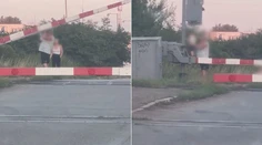 Nepochopiteľná hra. Muža, ktorý sa zabával s dieťaťom pri spustených závorách, rieši polícia