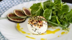 RECEPT NA DNES: Grilovaný kozí syr s ľahkým jarným šalátom