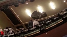 V londýnskom divadle sa zrútil strop, evakuovali viac ako tisíc ľudí