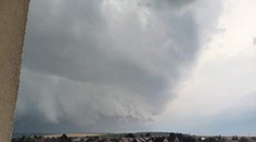 VIDEO: Pri Nitre zachytili možné tornádo, zničilo aj domy. V kraji vyhlásili mimoriadnu situáciu