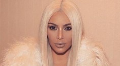 Kim Kardashian ukázala, ako si lepí prsia na dokonalý výstrih