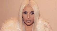 Kim Kardashian ukázala, ako si lepí prsia na dokonalý výstrih