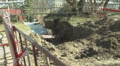 Z hradného kopca v Nitre sa zosunula zemina, ľuďom sa tlačí do dvorov