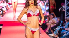 Markizácka redaktorka na móle v plavkách. Nohy má ako gazela