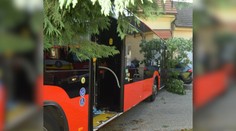 Nezvyčajná nehoda v Bratislave. Autobus sa rozbehol, vodič ho chcel zastaviť holými rukami