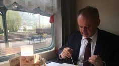 Kiska cestoval vlakom do Bratislavy. Pozrite, čo raňajkoval