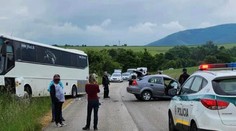 Pri obci Lubina sa zrazil autobus plný detí s osobným vozidlom