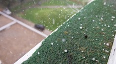 Nebezpečné búrky ani dnes neutíchnu. Prudké lejaky aj s krúpami potrápia celé Slovensko