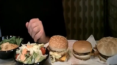 Viete, čo všetko jete? Vo fast foodoch pridávajú do jedla celulózu