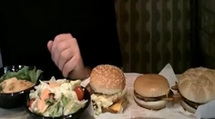 Viete, čo všetko jete? Vo fast foodoch pridávajú do jedla celulózu