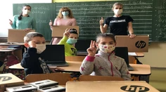 Konečne sa môžu učiť online: Firmy darovali 150 deťom nové notebooky