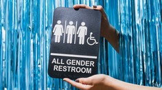 Gymnázium v Čechách zaviedlo nebinárne toalety. Doba sa mení, hovorí riaditeľka školy