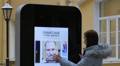 V Petrohrade odstránili sochu iPhonu, dôvodom je homosexualita šéfa Apple