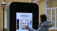 V Petrohrade odstránili sochu iPhonu, dôvodom je homosexualita šéfa Apple