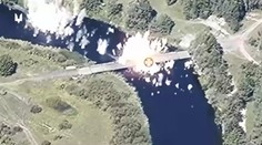 VIDEO: Slučka sa uťahuje. Ukrajinci ničia mosty v Kurskej oblasti tak rýchlo, ako ich Rusi stavajú