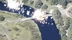 VIDEO: Slučka sa uťahuje. Ukrajinci ničia mosty v Kurskej oblasti tak rýchlo, ako ich Rusi stavajú