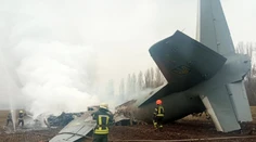 Ukrajinské vojenské lietadlo so 14 ľuďmi na palube sa zrútilo pri Kyjeve
