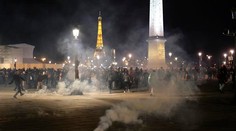 Veľká vzbura v Paríži. Polícia rozháňala demonštrantov proti reforme dôchodku slzotvorným plynom