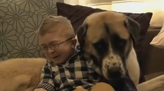 Najkrajšie priateľstvo: Chorý chlapec sa nepohne od trojnohého psa