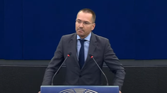 VIDEO: Europoslanec hajloval v Európskom parlamente. Sankcie ho neminú