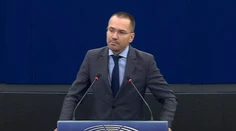 VIDEO: Europoslanec hajloval v Európskom parlamente. Sankcie ho neminú