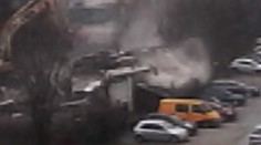 VIDEO: Búrali škôlku v Košicach. Stena spadla rovno na zaparkované autá